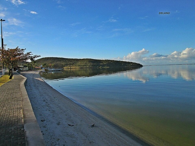 Praia da Farinha, na orla da lagoa em Iguaba Grande