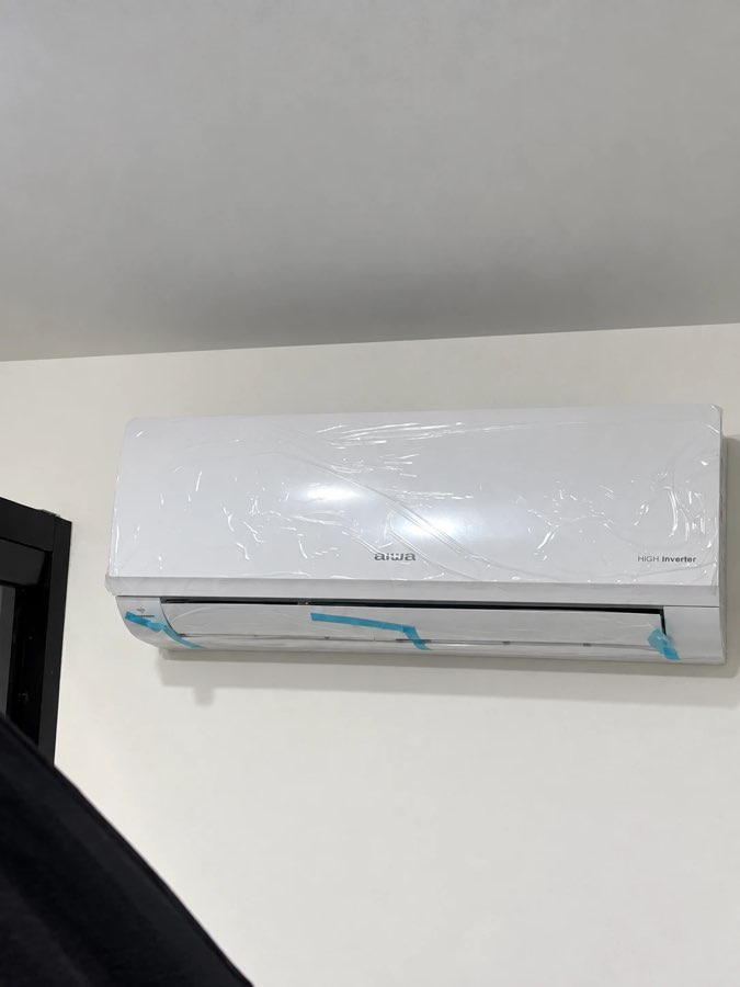 Ar condicionado split inverter recém-instalado na parede, ainda com a película protetora